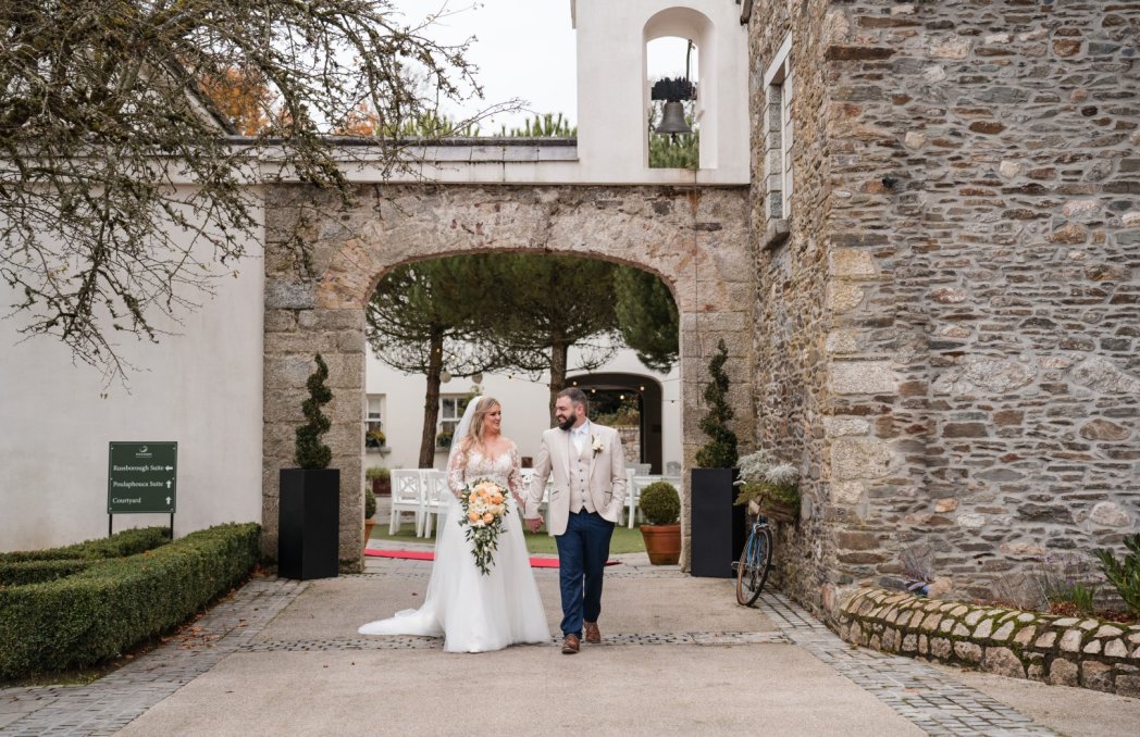 Courtyard ceremony large www.tulfarrishotel.com